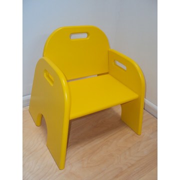 Chaise de bébé professionnelle en bois adaptée aux équipements pour crèches et jardins d'enfants.